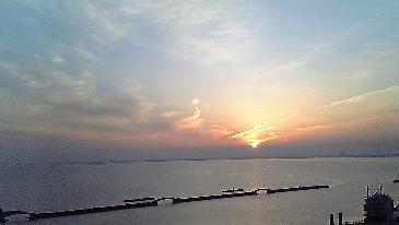 今朝のお日様～琵琶湖湖畔より