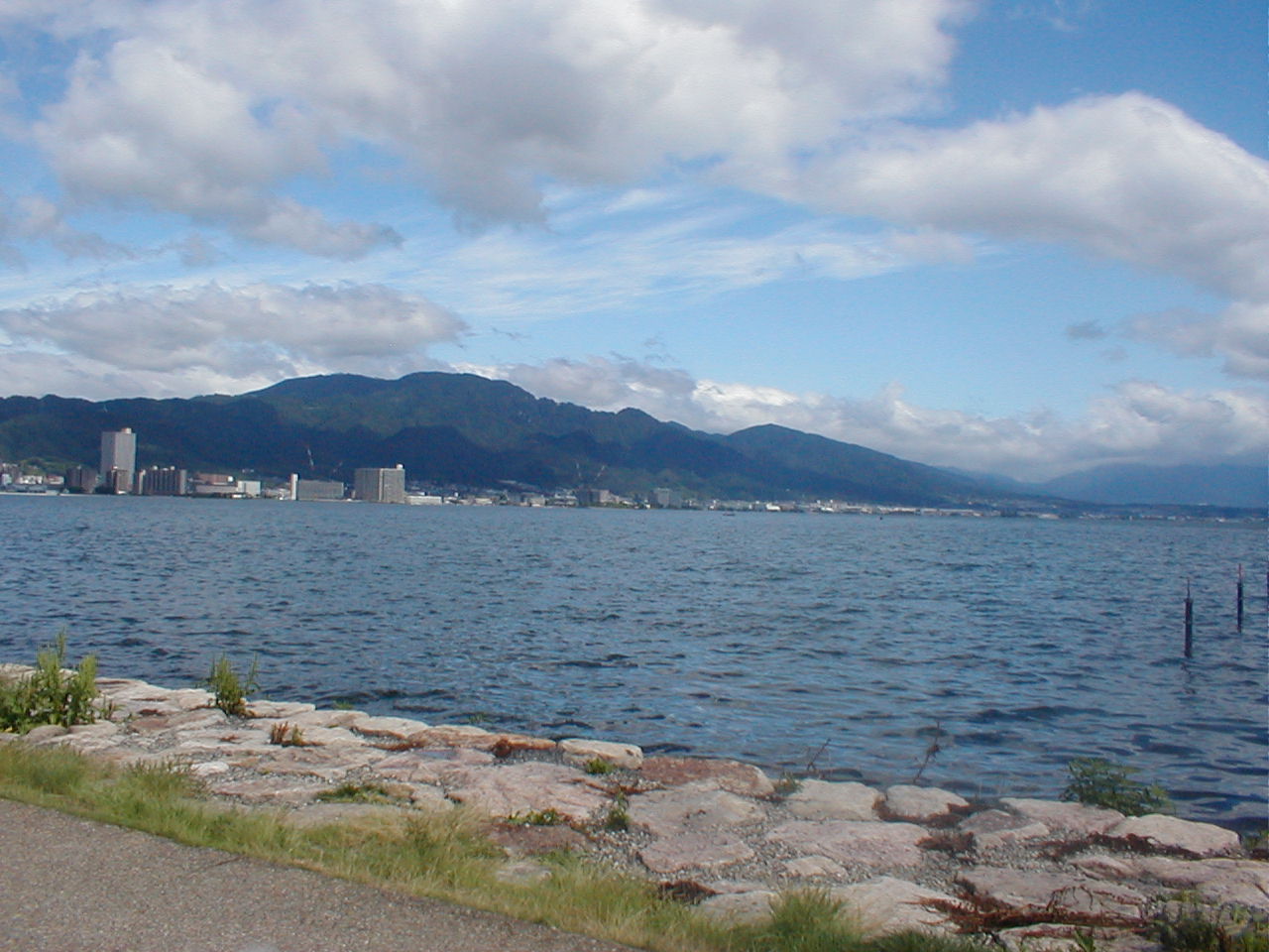きょうの琵琶湖と比叡山を望む