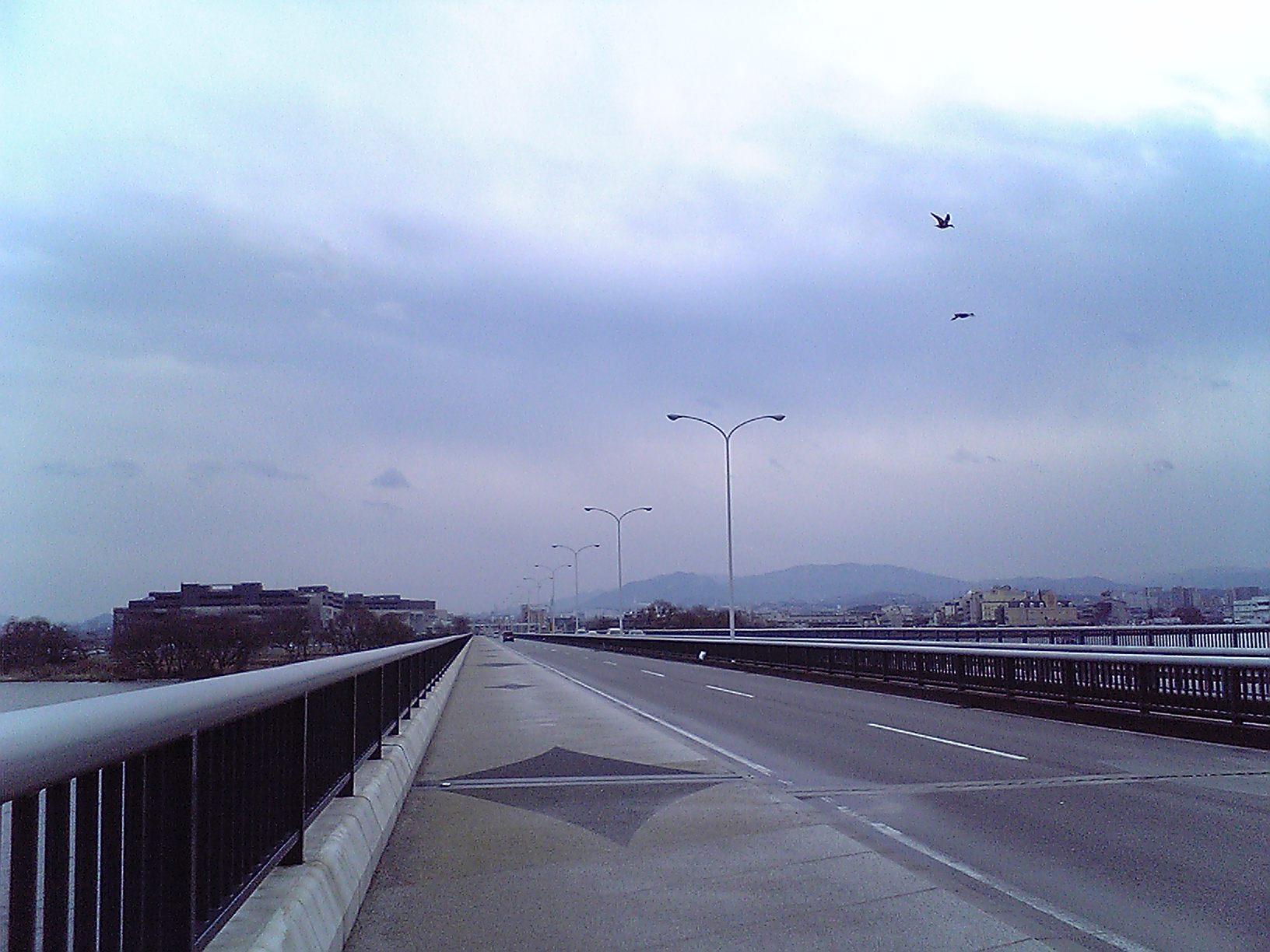 近江大橋を渡る