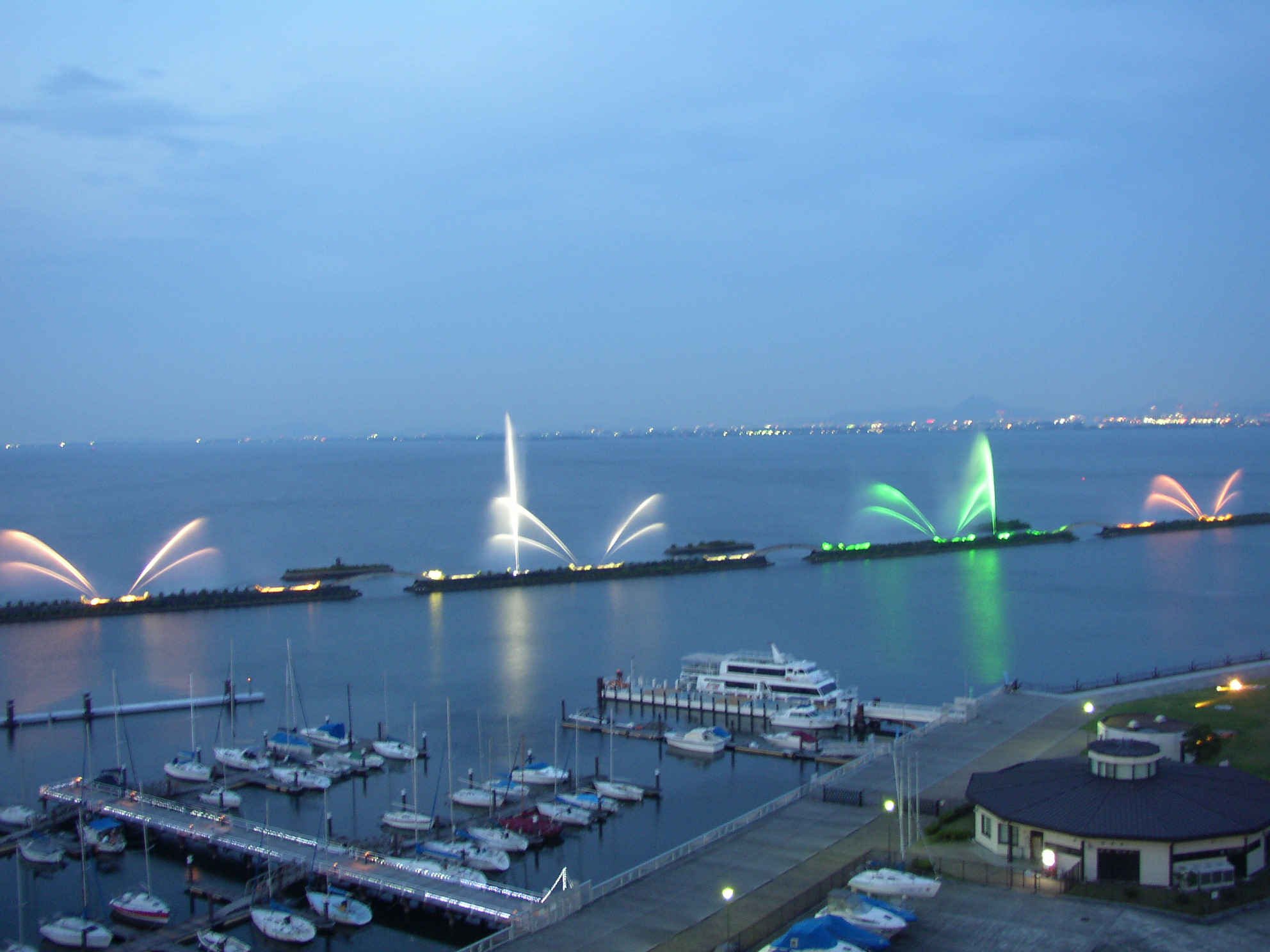 琵琶湖の夕暮れ時～花噴水
